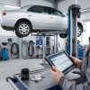catalog-reparatii-revizie-service-7 Tehnician cu tableta care urmareste intervalele de revizie, masina pe elevator