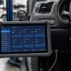 Tester diagnoză auto tabletă conectat OBD2 pe o mașină